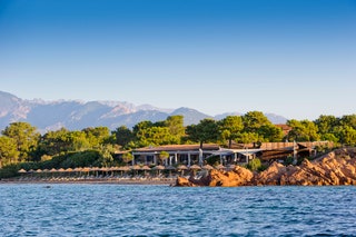 Hôtel de rêve au bord de leau La Plage Casadelmar participe à la lgende de Porto Vecchio. Ce petit coin de paradis corse...