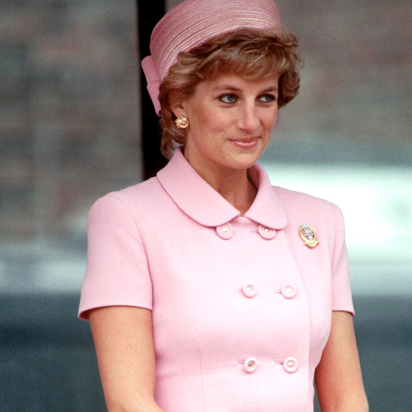 Lady Di en 30 looks qui nous inspirent pour (bien) porter le rose cet été