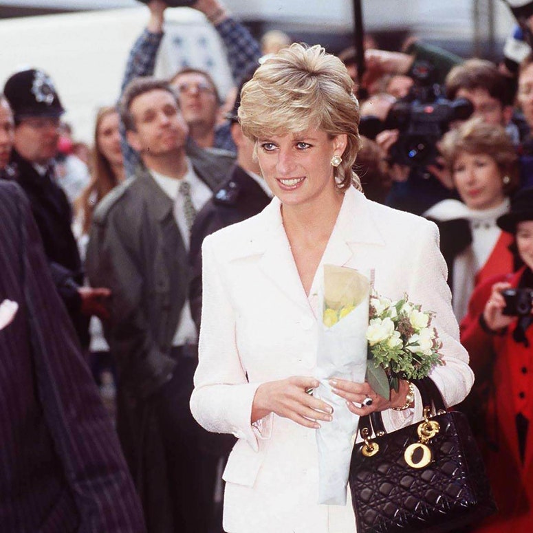 On se souvient de sa célèbre revenge dress ou de son style sportswear élégant, mais la princesse Diana possédait également une large collection de sacs à main.