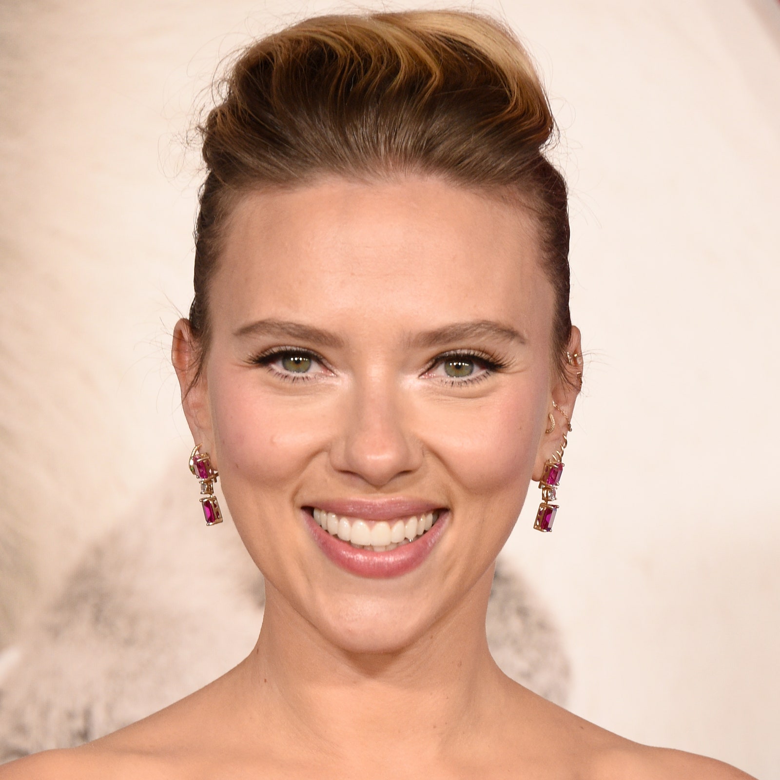 Scarlett Johansson lance une ligne de skincare universelle qui prône le “less is more”