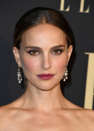 La bouche prune de Natalie Portman à la soire ELLE Women In Hollywood en 2019