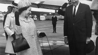 La reine Elizabeth II avec ses deux corgis sur la piste de l'aroport de Londres le 20 mai 1969