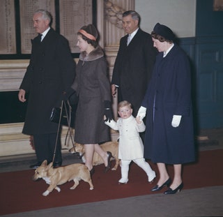 La reine Elizabeth II le prince Andrew et deux corgis à la gare de Liverpool à Londres à leur retour de Sandringham en...