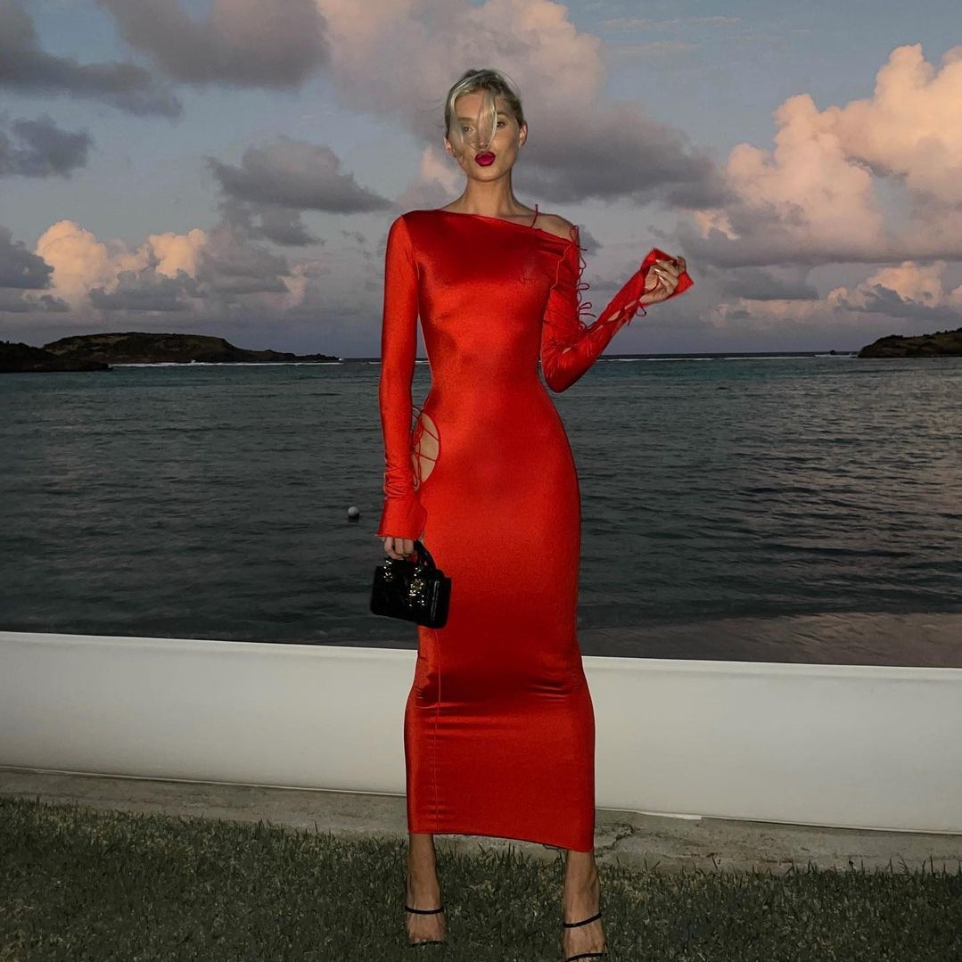 Elsa Hosk mise sur une robe rouge ultra-sexy à Saint-Barthélemy