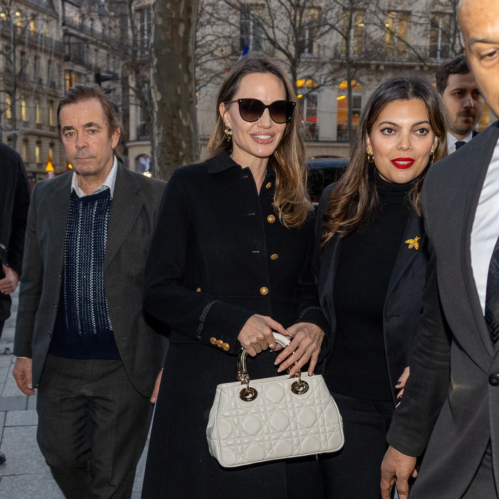 À Paris, Angelina Jolie fait grimper son quotient mode avec ce sac signé Dior