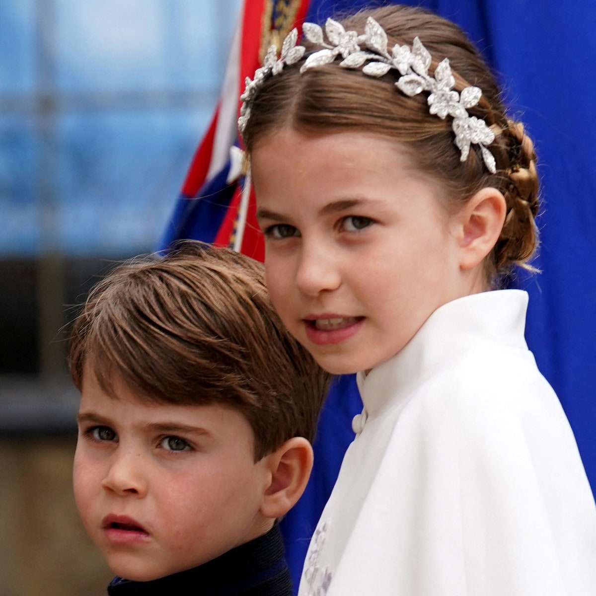 La Princesse Charlotte portait une robe Alexander McQueen et une couronne accordées au look de sa mère Kate Middleton pour le couronnement