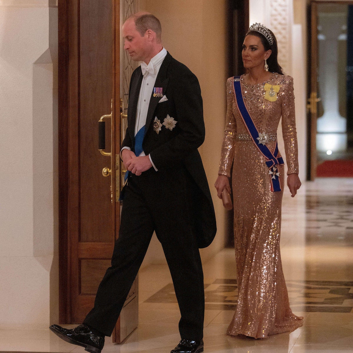 Au mariage du prince héritier de Jordanie, Kate Middleton portait une robe glitter Jenny Packham et des bijoux royaux de plus de cent ans