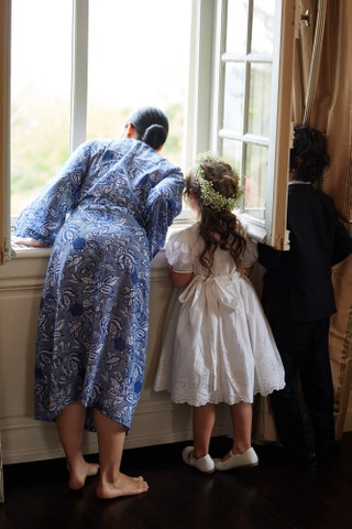 Les enfants et moi en train de regarder les invits arriver.