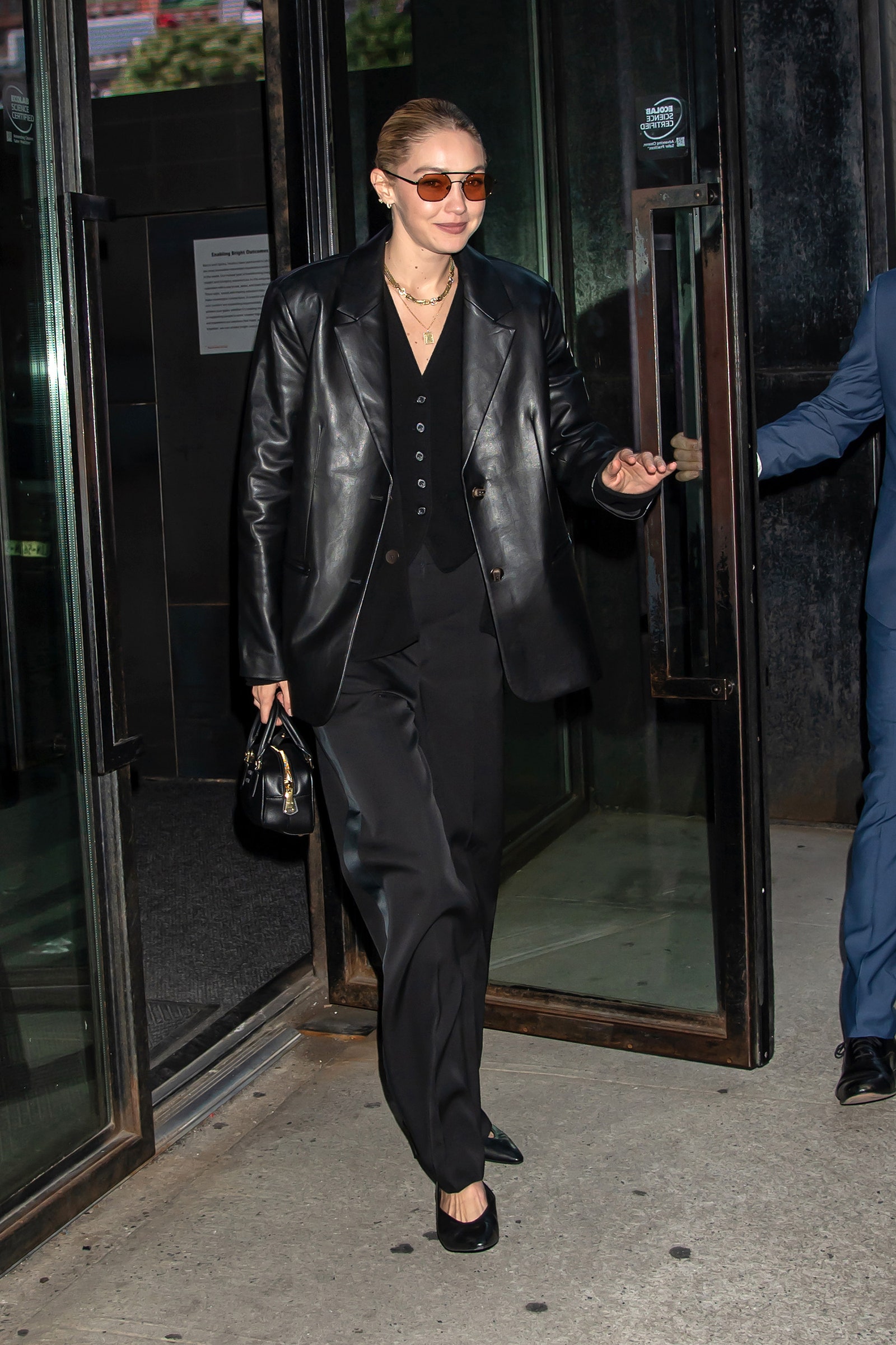 Gigi Hadid porte un total look noir.