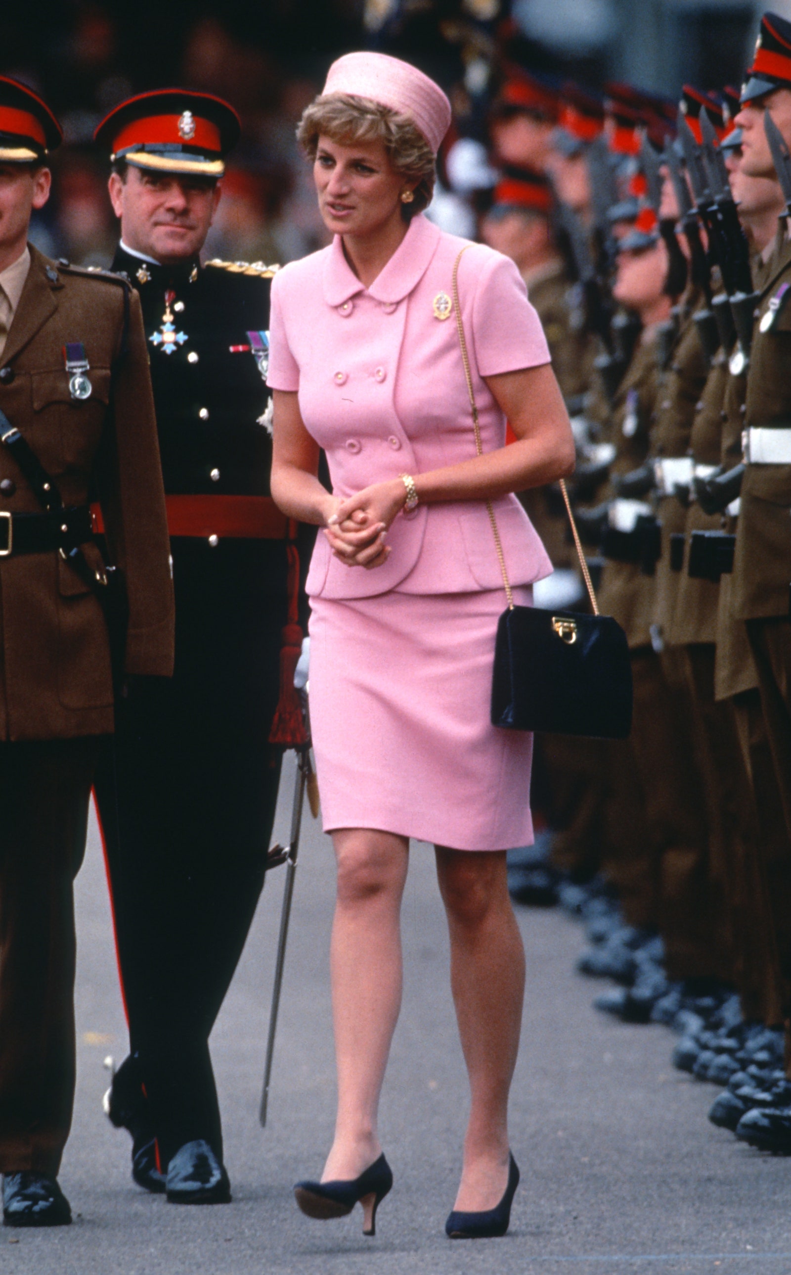 La princesse Diana dans un tailleur rose Versace complt d'un chapeau pillbox Philip Sommerville salue les membres du...