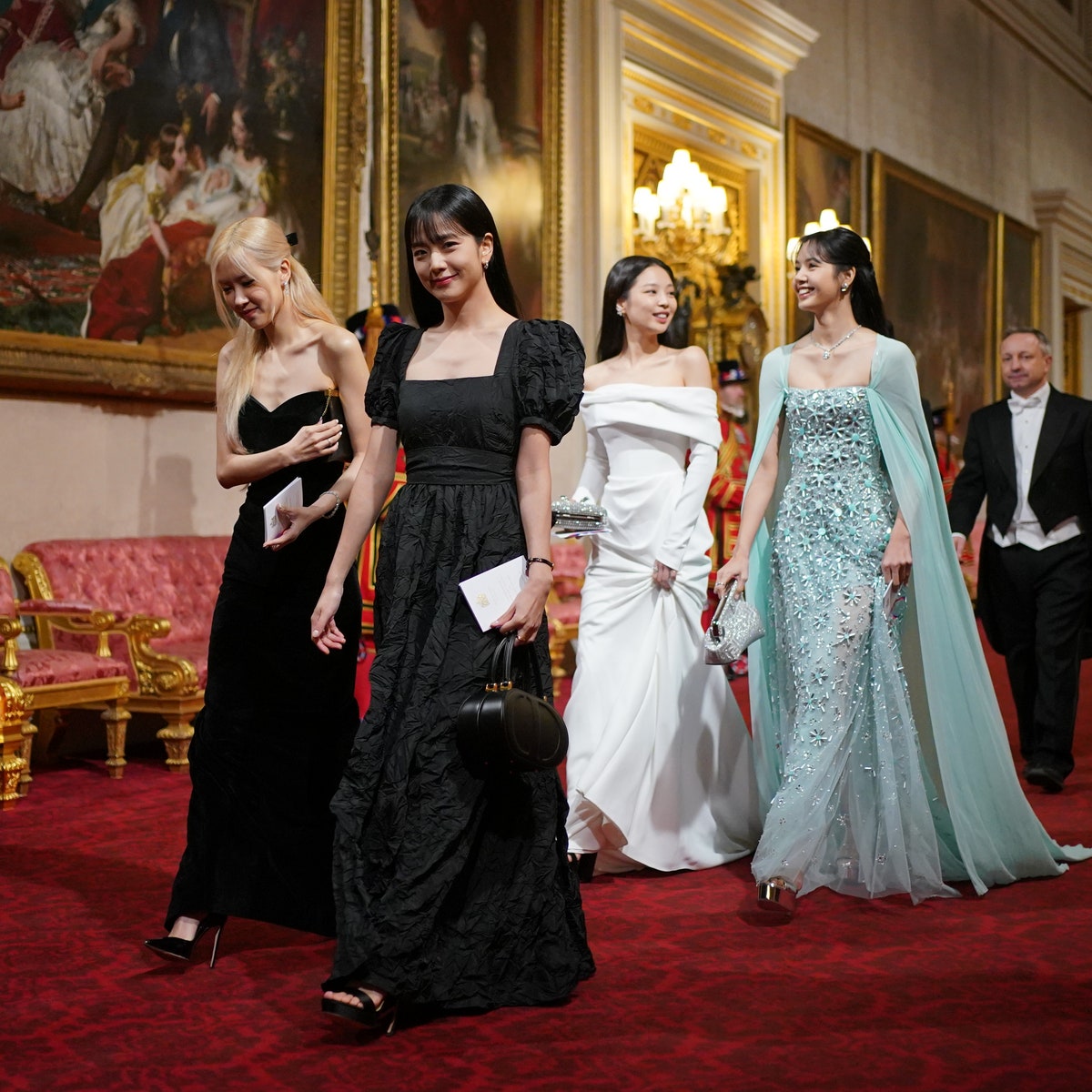 Les Blackpink, invitées au palais de Buckingham, font sensation dans des looks princiers