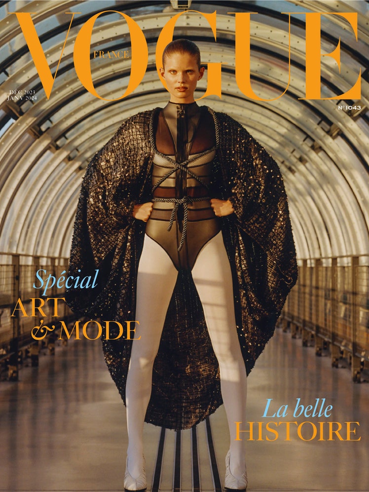 Pour la cover de Vogue France de décembre/janvier 2024, Nicolas Ghesquière, directeur de création femme de Louis Vuitton, et l’artiste contemporain Philippe Parreno imaginent une cape objet d'art