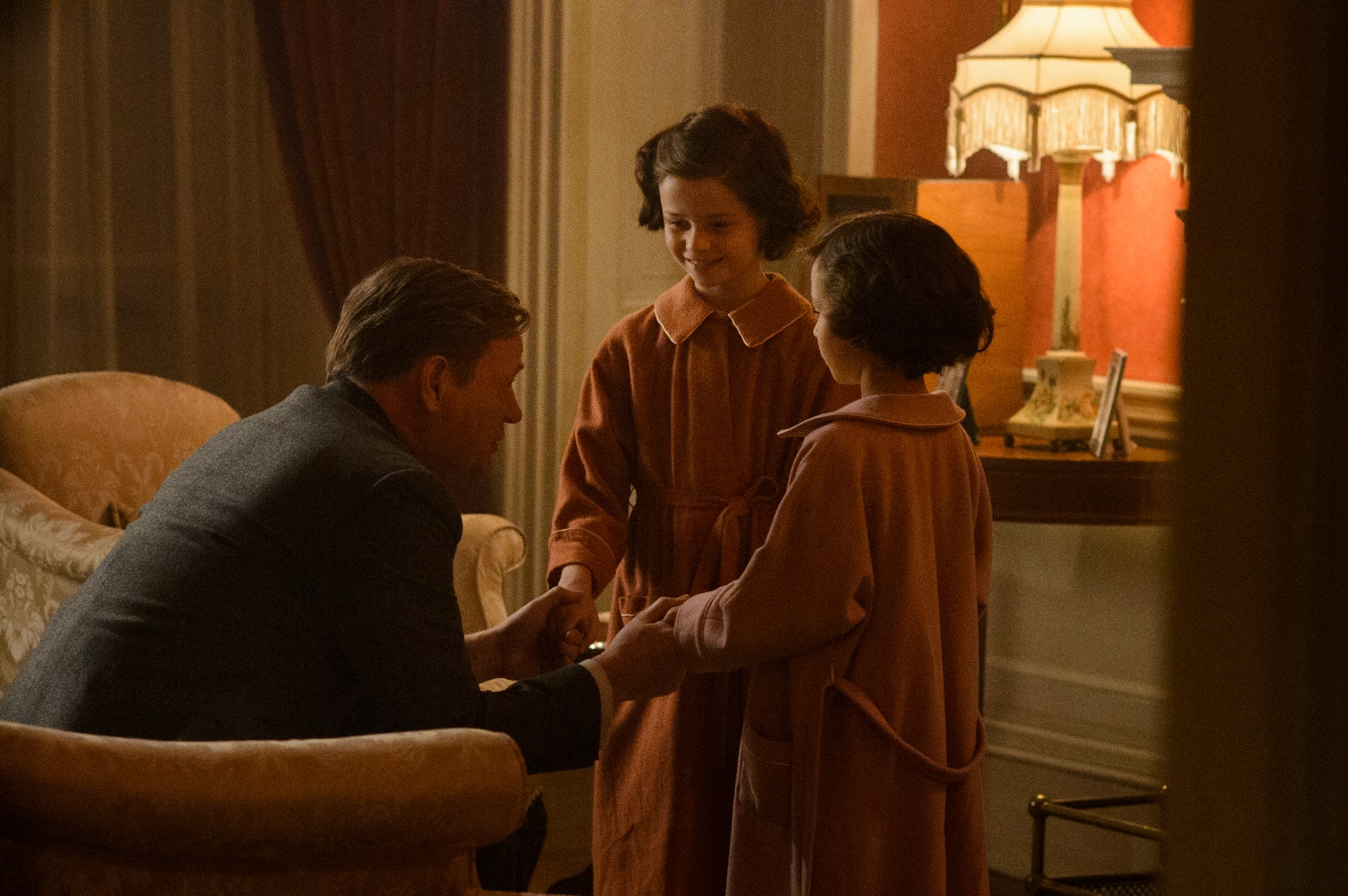 Les jeunes princesses Elizabeth et Margaret dans un flashback de la première saison de The Crown.