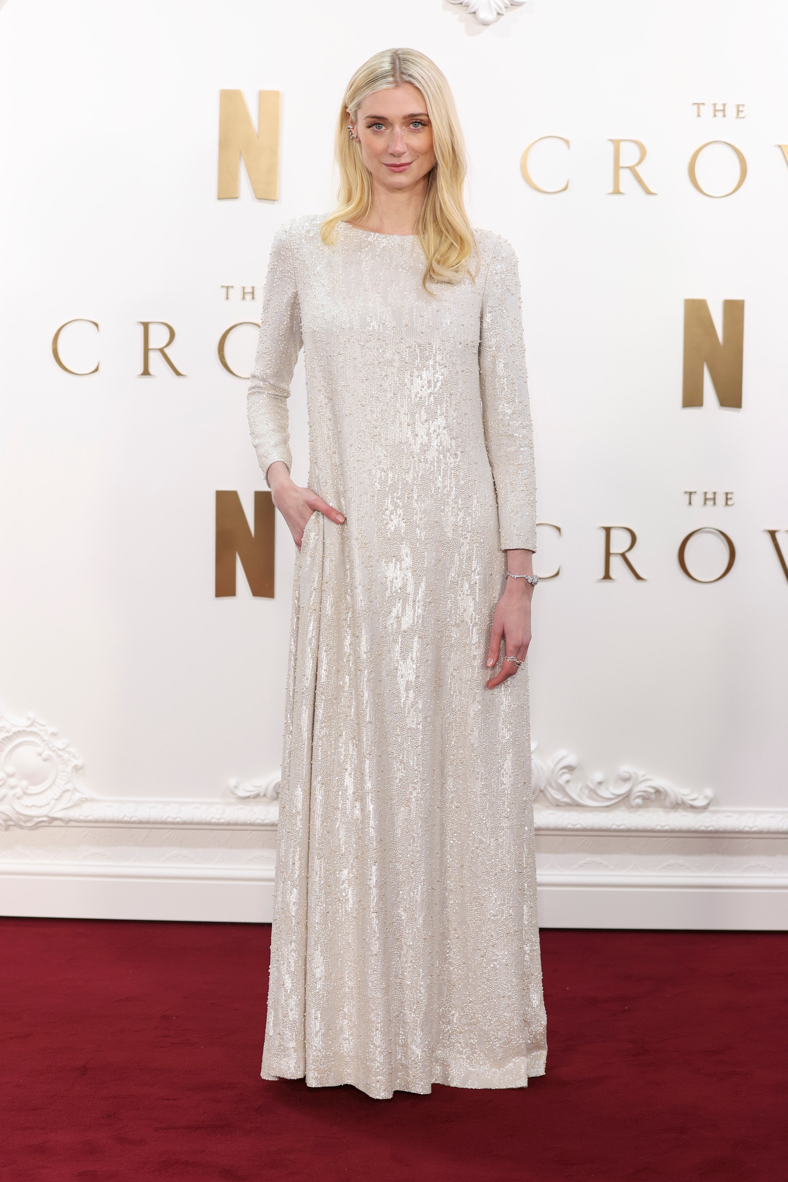 Elizabeth Debicki porte une robe qui fait revivre Lady Di.