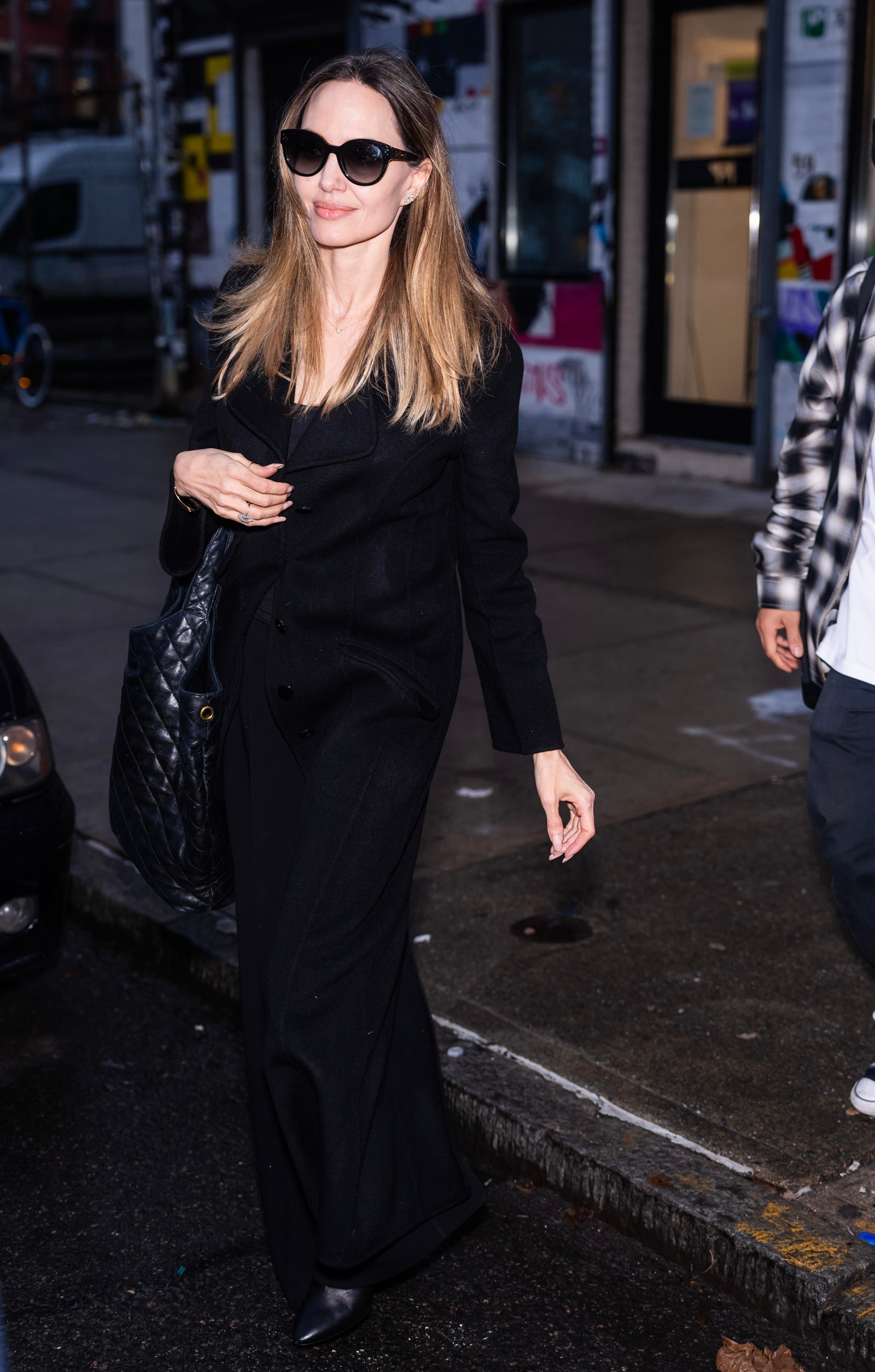 Angelina Jolie porte un total look noir.