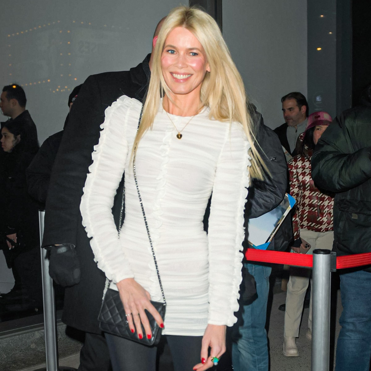 À 53 ans, Claudia Schiffer adopte la tendance robe du moment