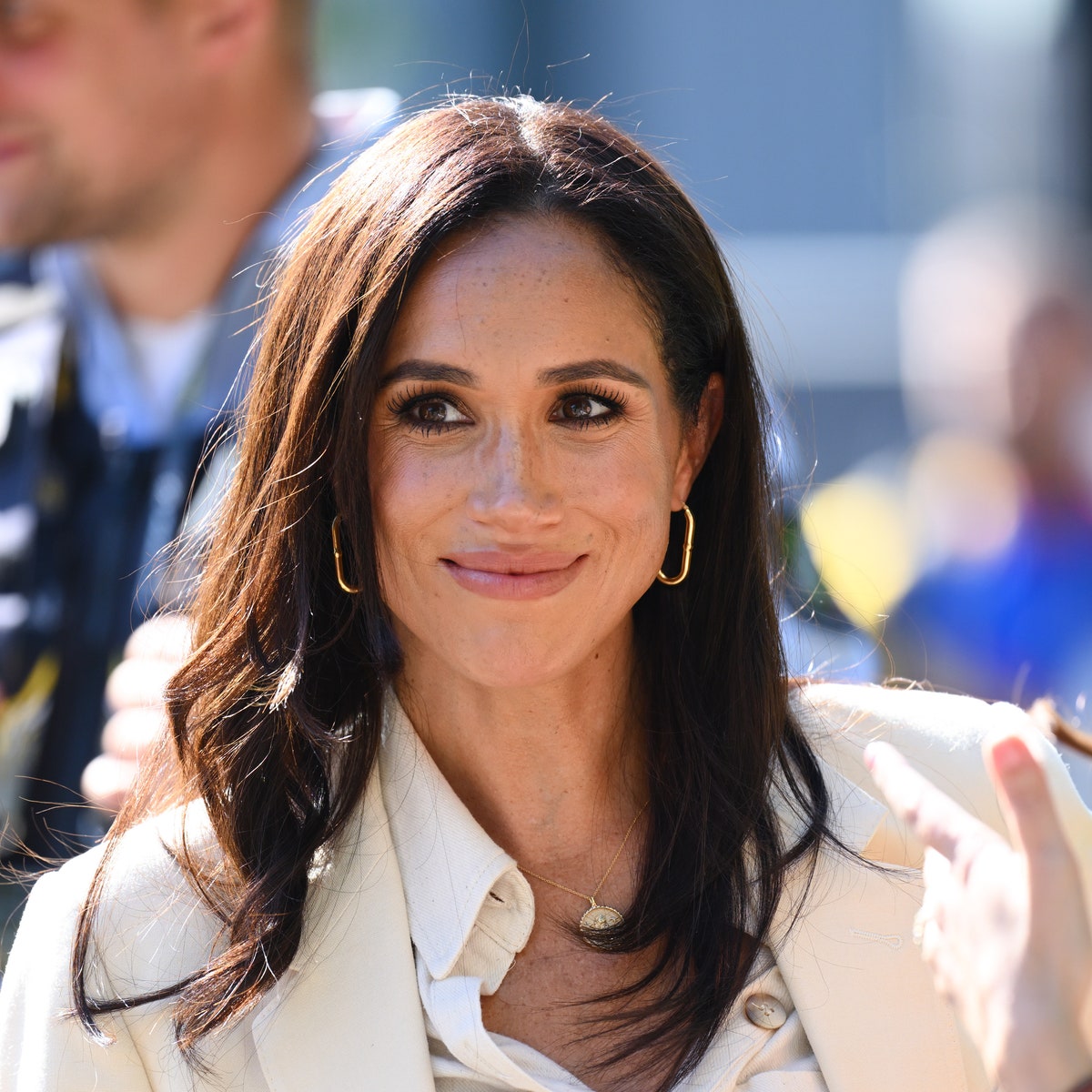 En Victoria Beckham, Meghan Markle confirme son statut mode au ski