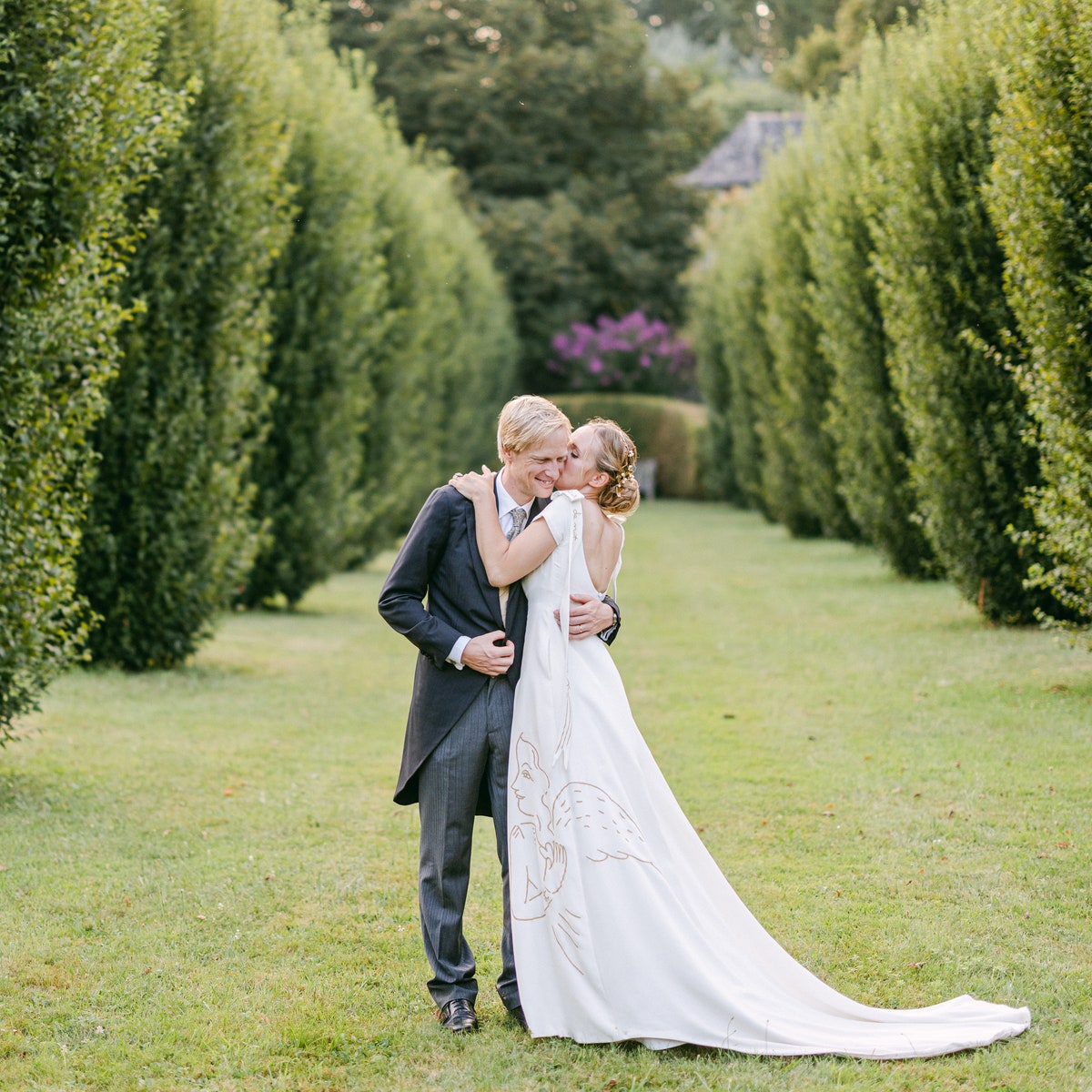 Cette mariée a imaginé sa robe avec Jean-Charles de Castelbajac et la créatrice Diane de Malherbe pour son mariage dans le village familial en Corrèze