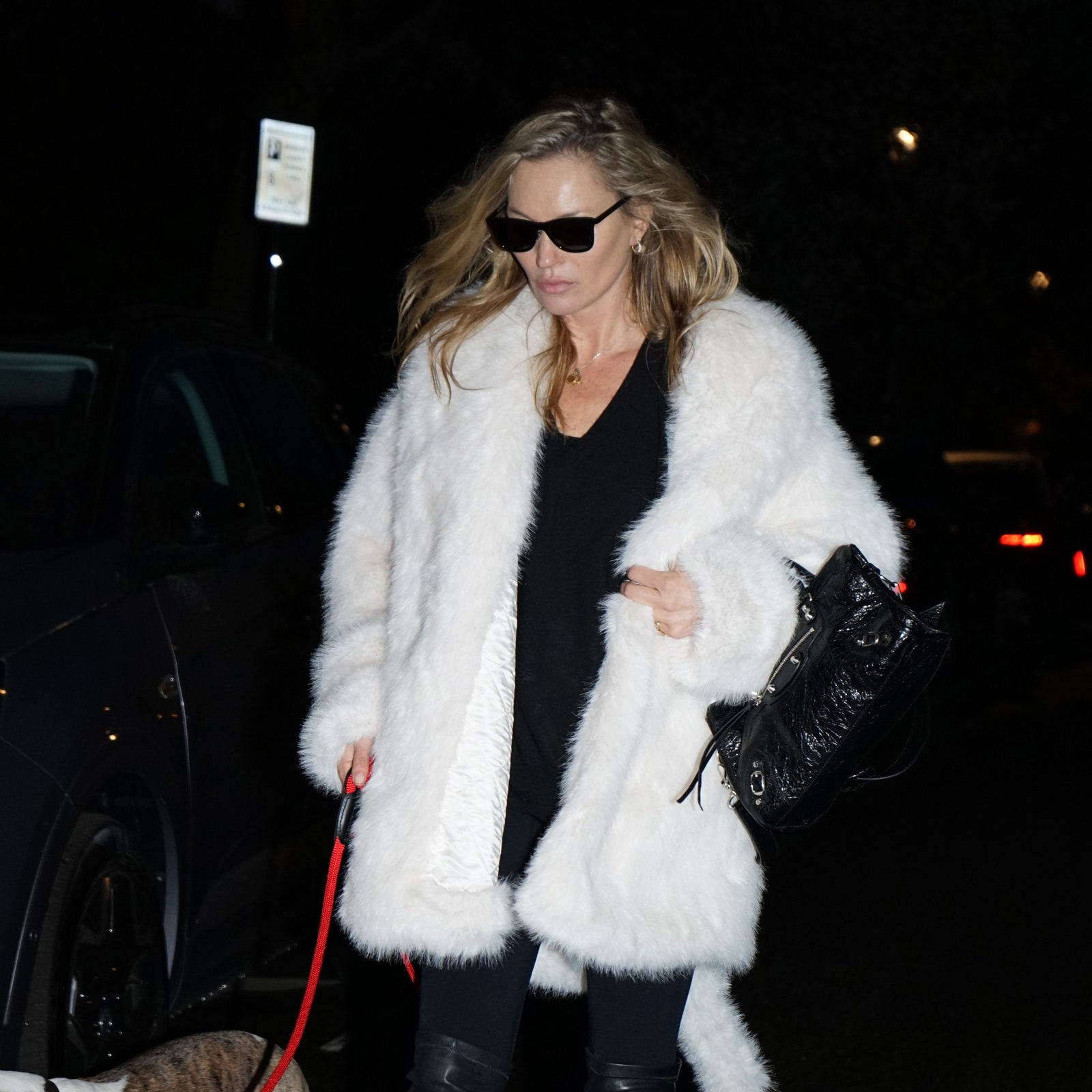 25 ans plus tard, Kate Moss reporte le sac star qu’elle ne quittait jamais