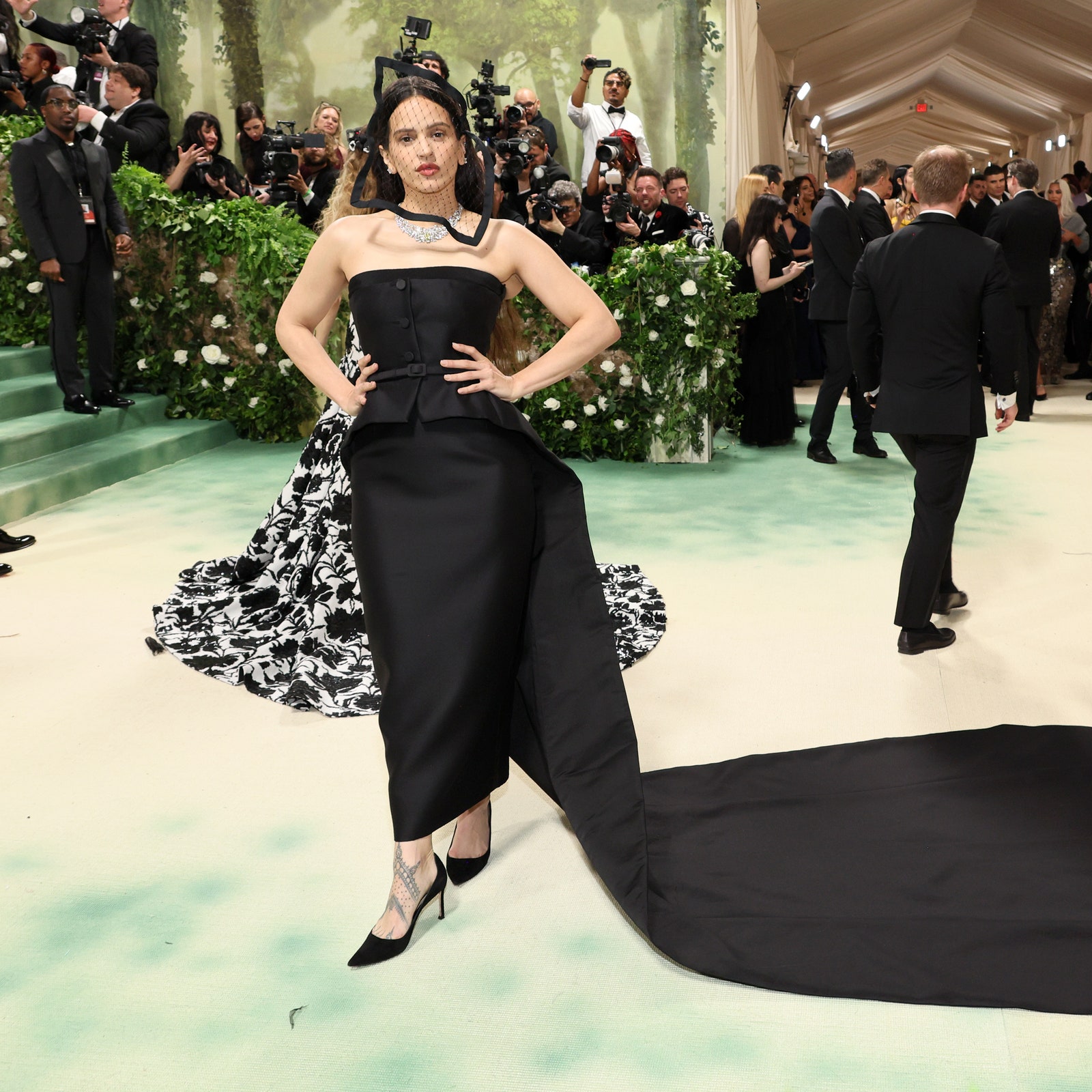 Met Gala 2024 : la tenue Dior de Rosalía a nécesssité plus de 1800 heures de travail