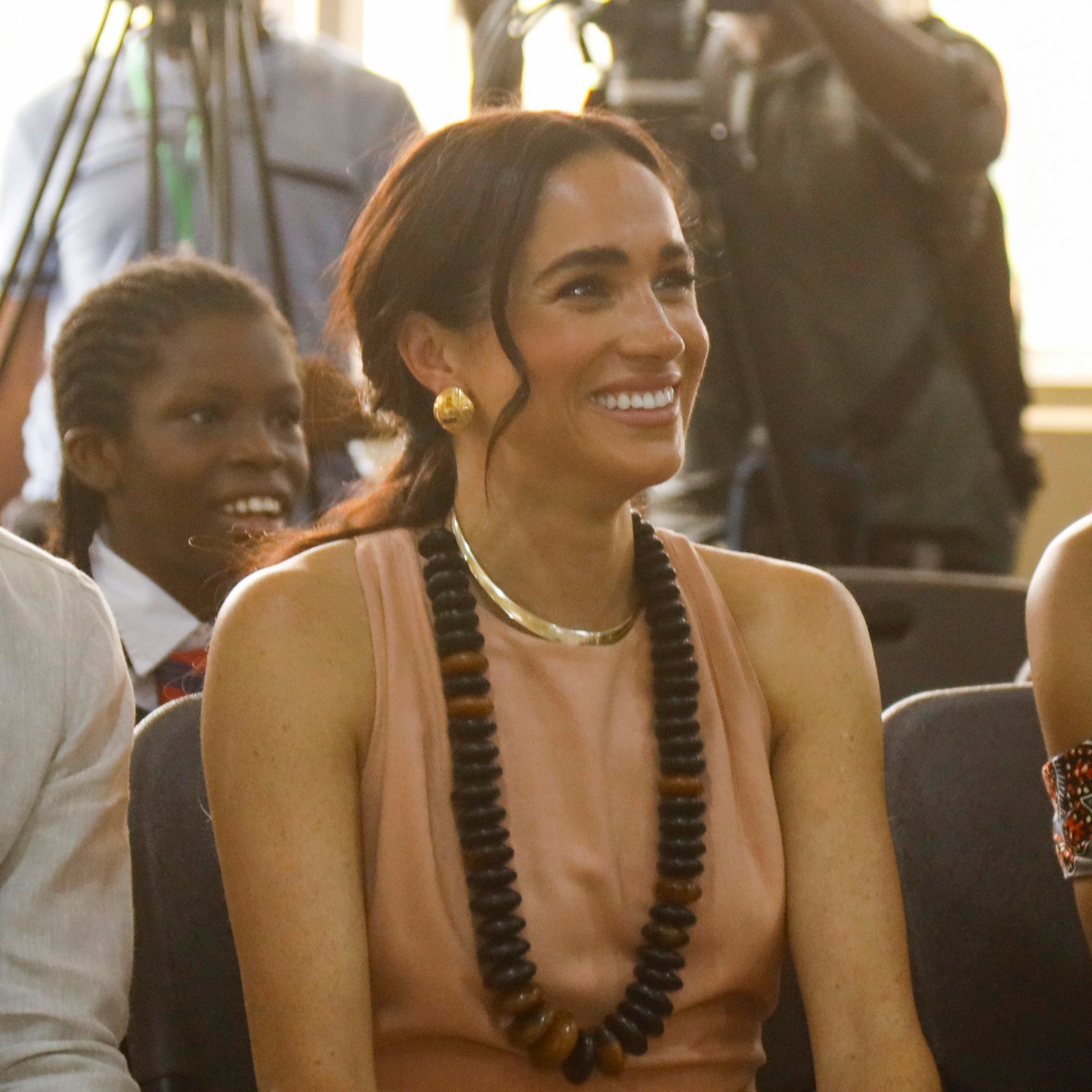 34 ans après la visite de Lady Di au Nigeria, Meghan Markle lui rend hommage