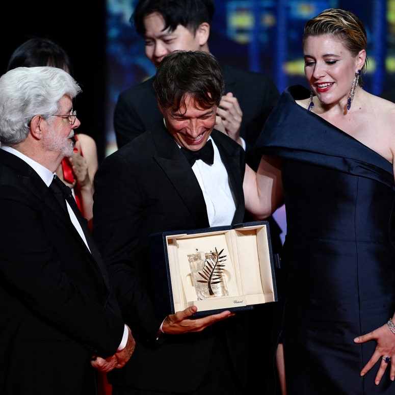 Festival de Cannes 2024 - Sean Baker remporte la Palme d'Or, ici aux côtés de Greta Gerwig et George Lucas