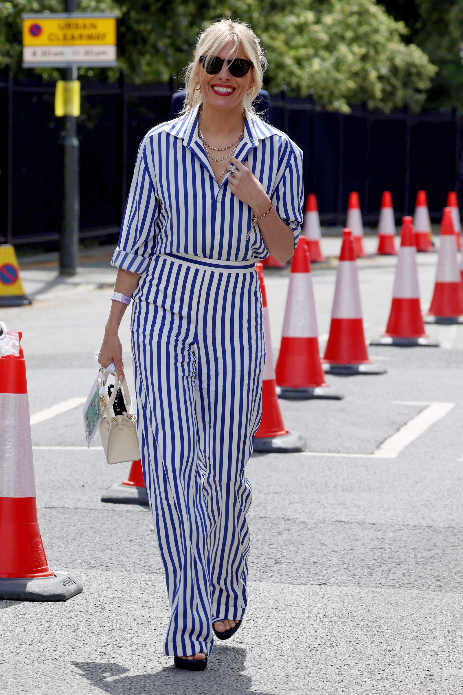 Sienna Miller vêtue d'un look ray Ralph Lauren en 2021 djà port par Meghan Markle trois ans auparavant.