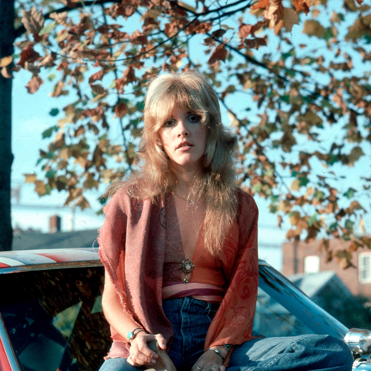 Stevie Nicks est la Boho Queen originale : retour en images sur ses looks inoubliables