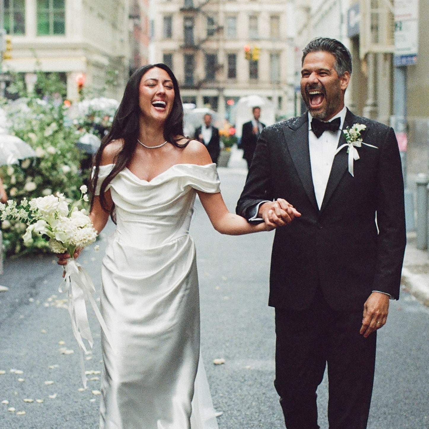 La mariée portait du Vivienne Westwood pour son mariage dans les rues de SoHo avec Emily Ratajkowski en demoiselle d'honneur