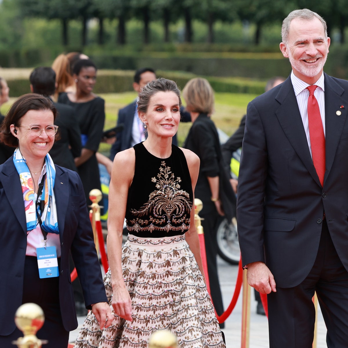 En Dior, la reine Letizia d'Espagne fait sensation au dîner de l'Elysée