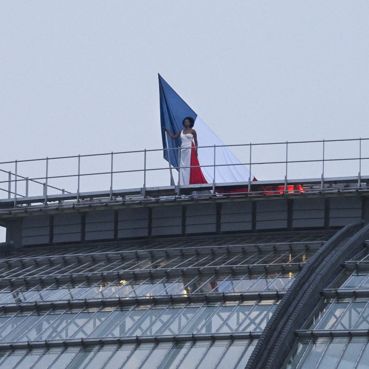 En robe Dior bleu, blanc, rouge, Axelle Saint-Cirel crée un moment historique à la cérémonie d'ouverture des Jeux Olympiques