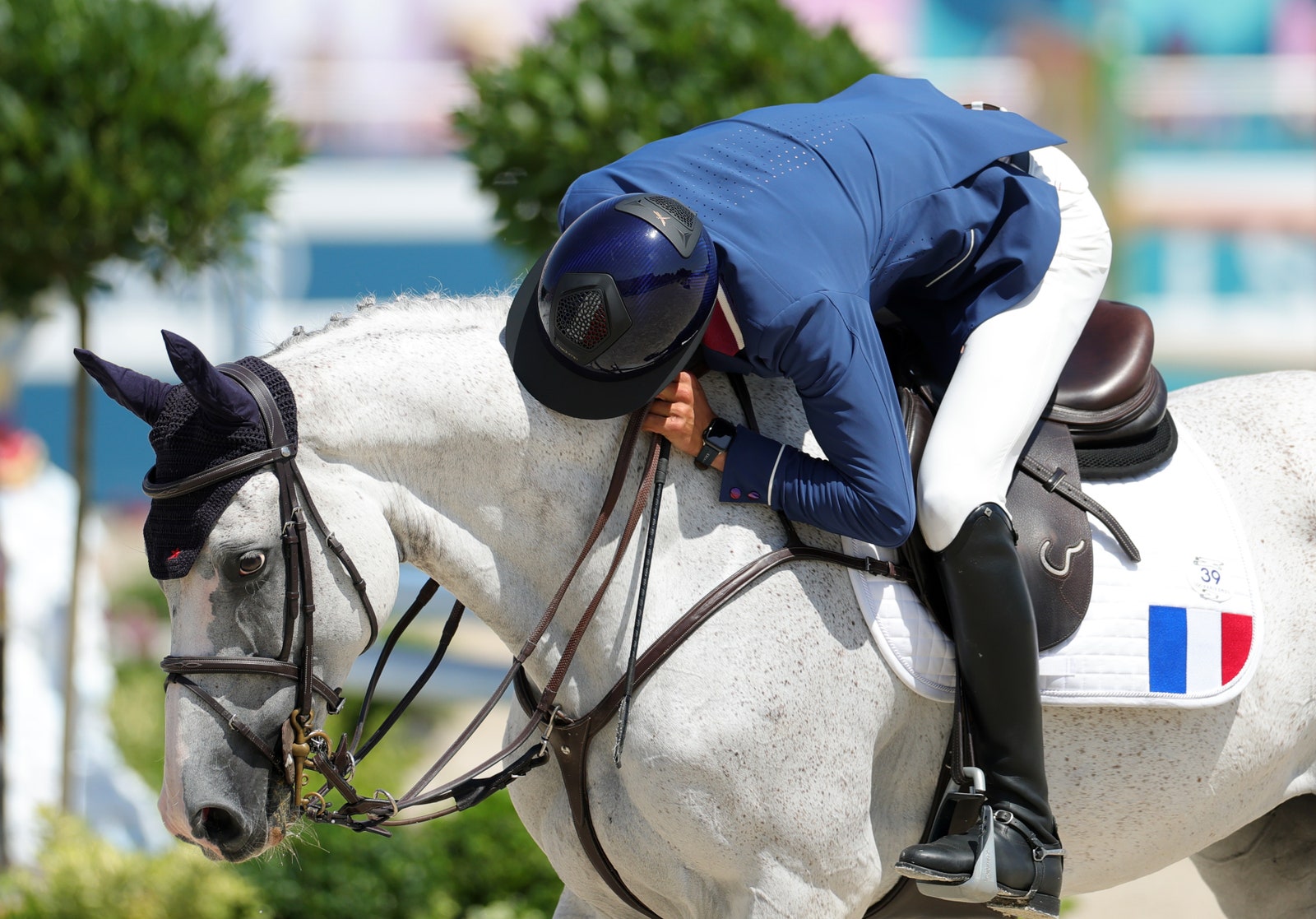 Stphane Landois flicite son cheval après l'obtention de la mdaille d'argent au concours complet