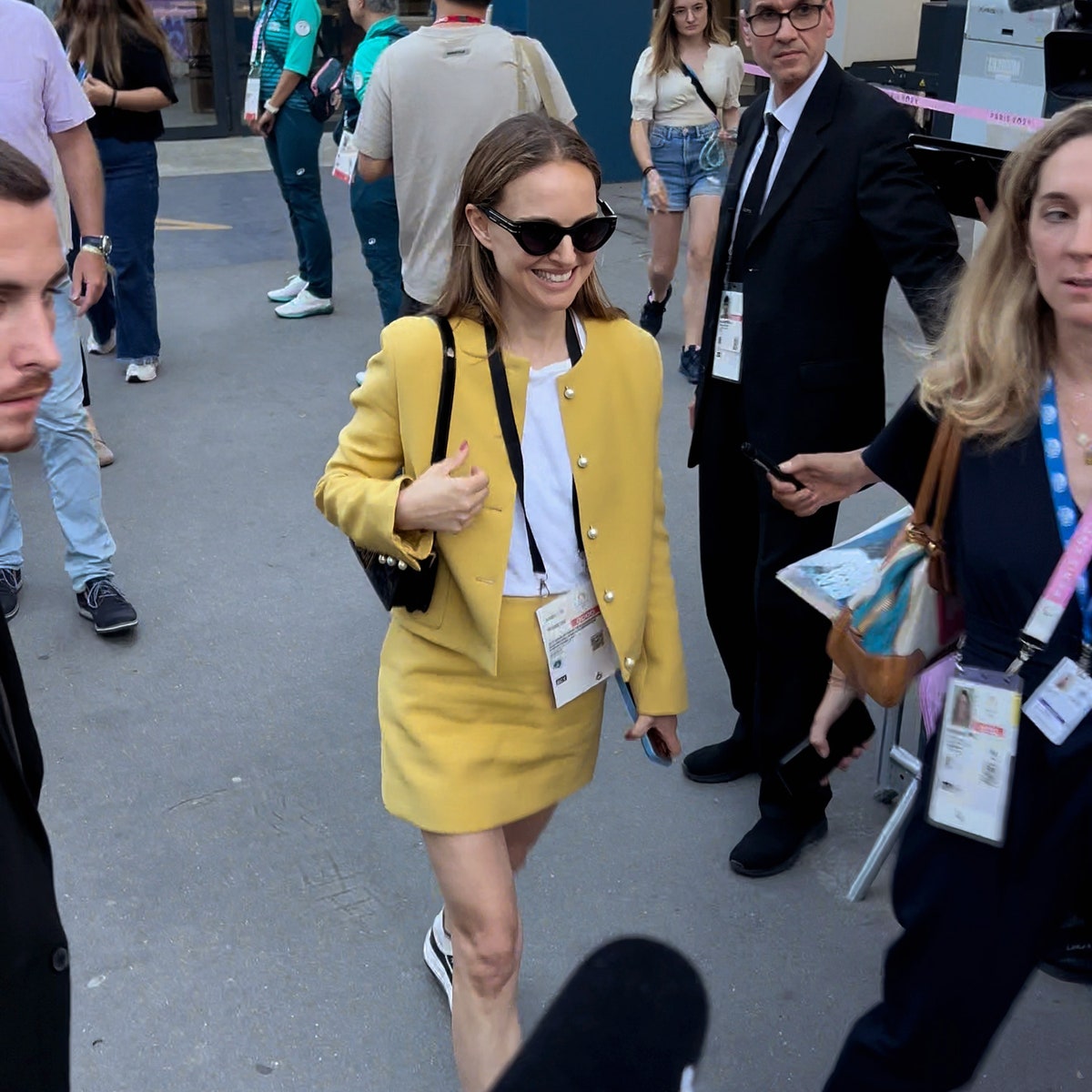 En Dior, Natalie Portman suscite la surprise aux Jeux Olympiques