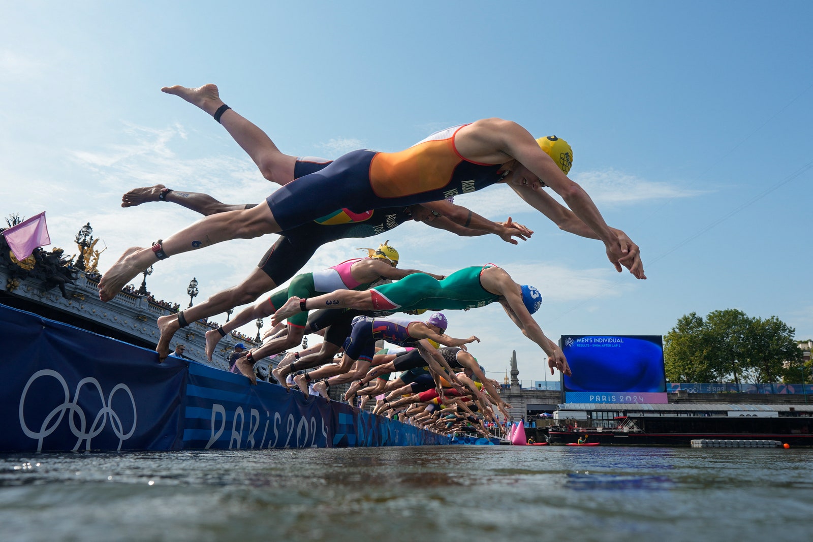 Le dpart du triathlon masculin dans la Seine