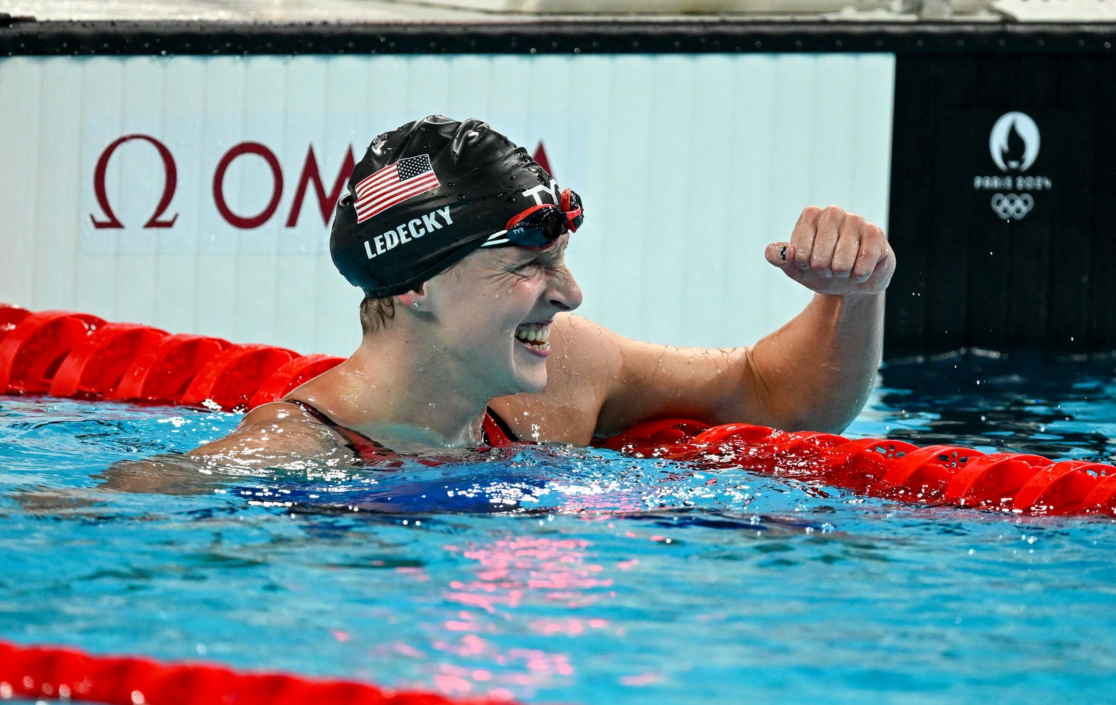 Katie Ledecky clèbre sa victoire après la finale du 1 500 m nage libre le 31 juillet.