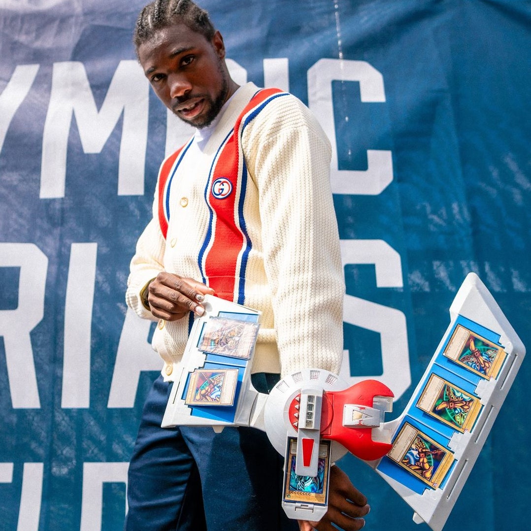 Pourquoi Noah Lyles, le sprinter américain superstar, présente-t-il des cartes japonaises avant ses courses ?