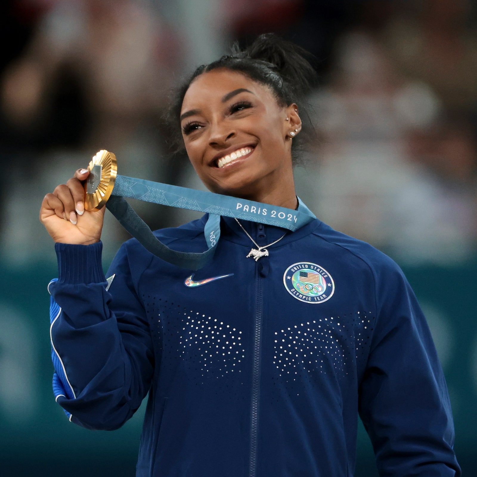 Pourquoi Simone Biles portait-elle un pendentif chèvre lors de sa victoire ?