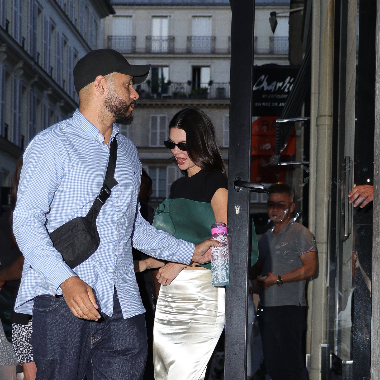 En jupe en soie, Kendall Jenner adopte le style français