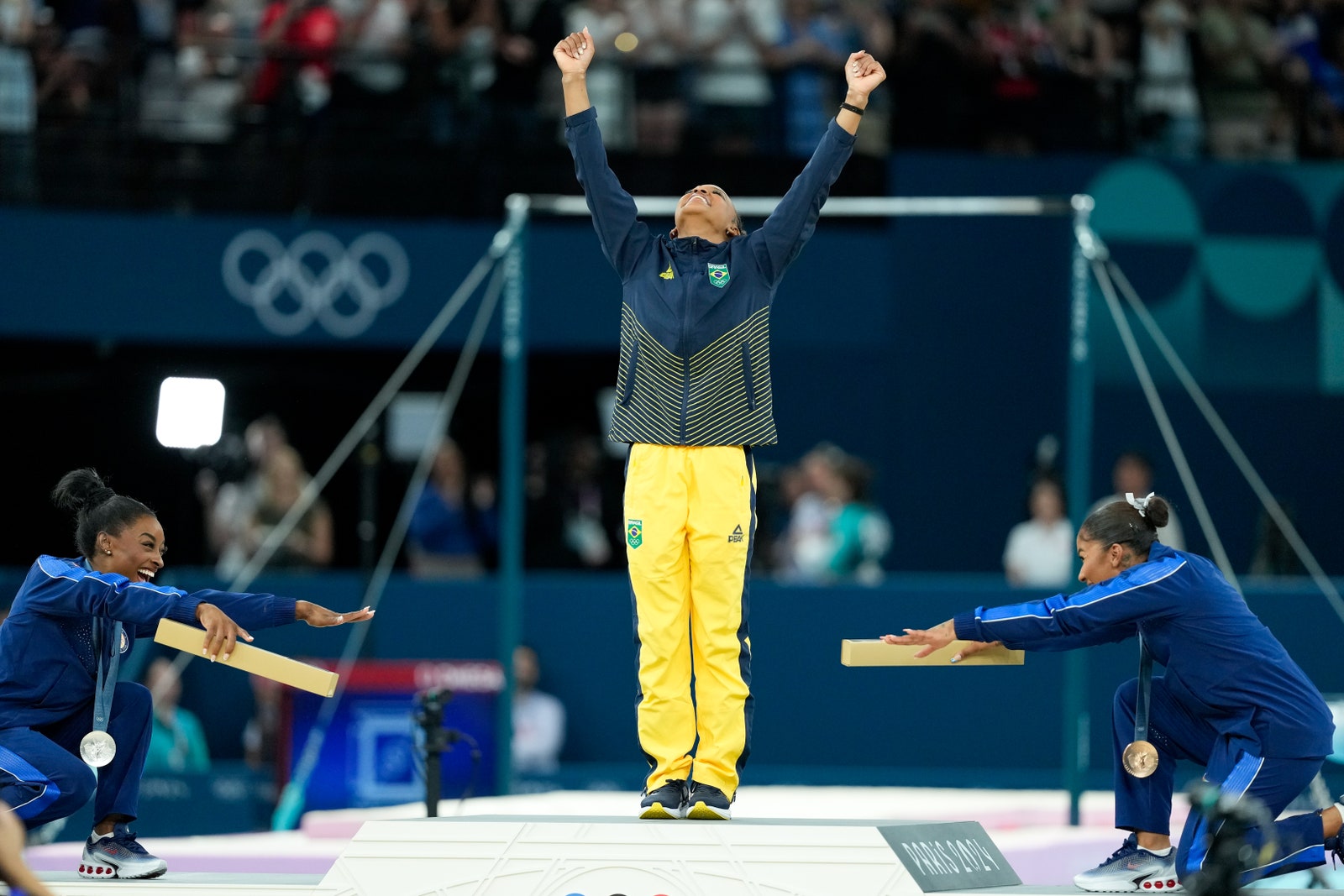 Simones Biles et Jordan Chiles clèbre la nouvelle championne olympique à la poutre Rebeca Andrade