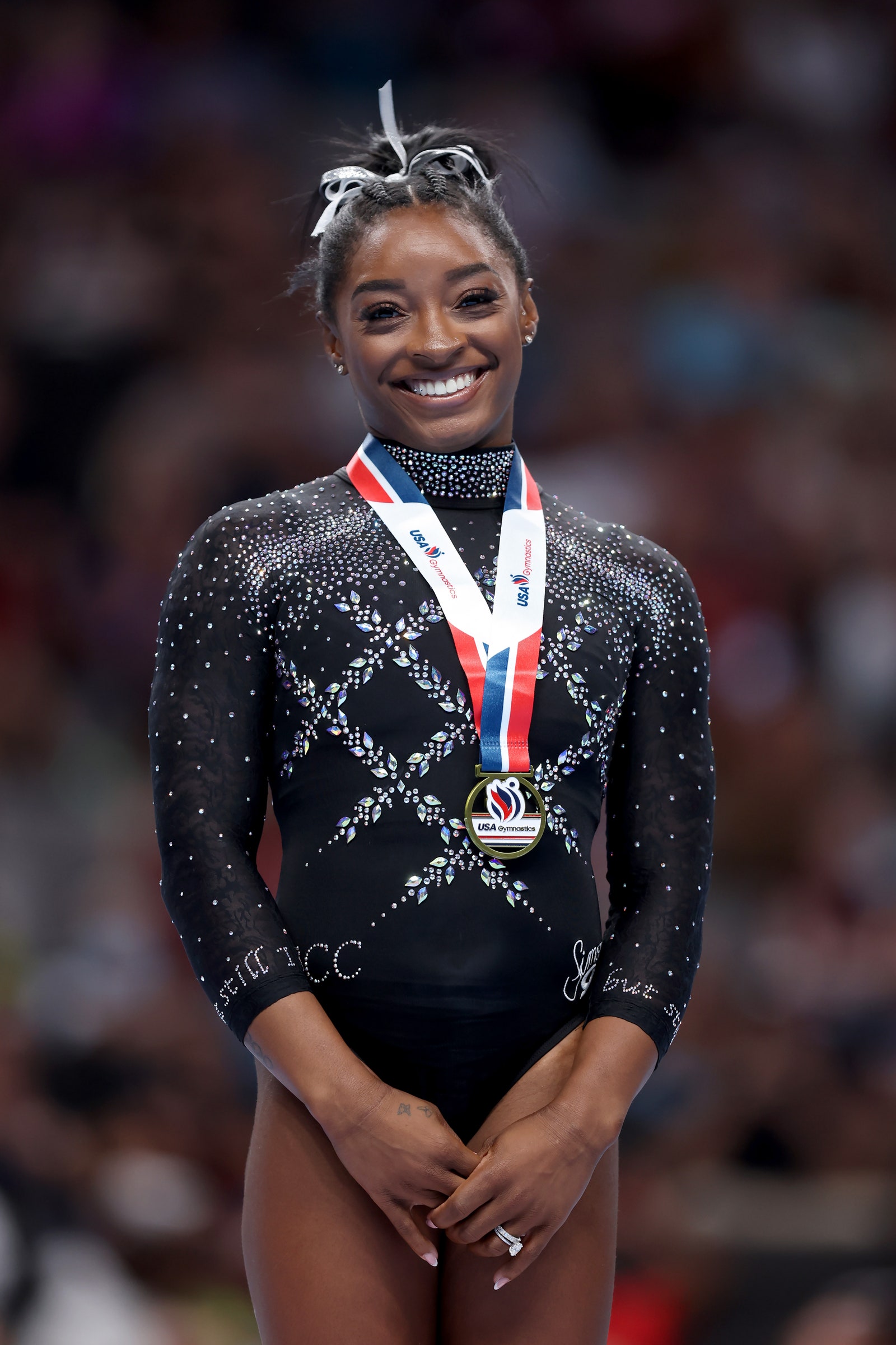 Simone Biles porte des strass dentaires.