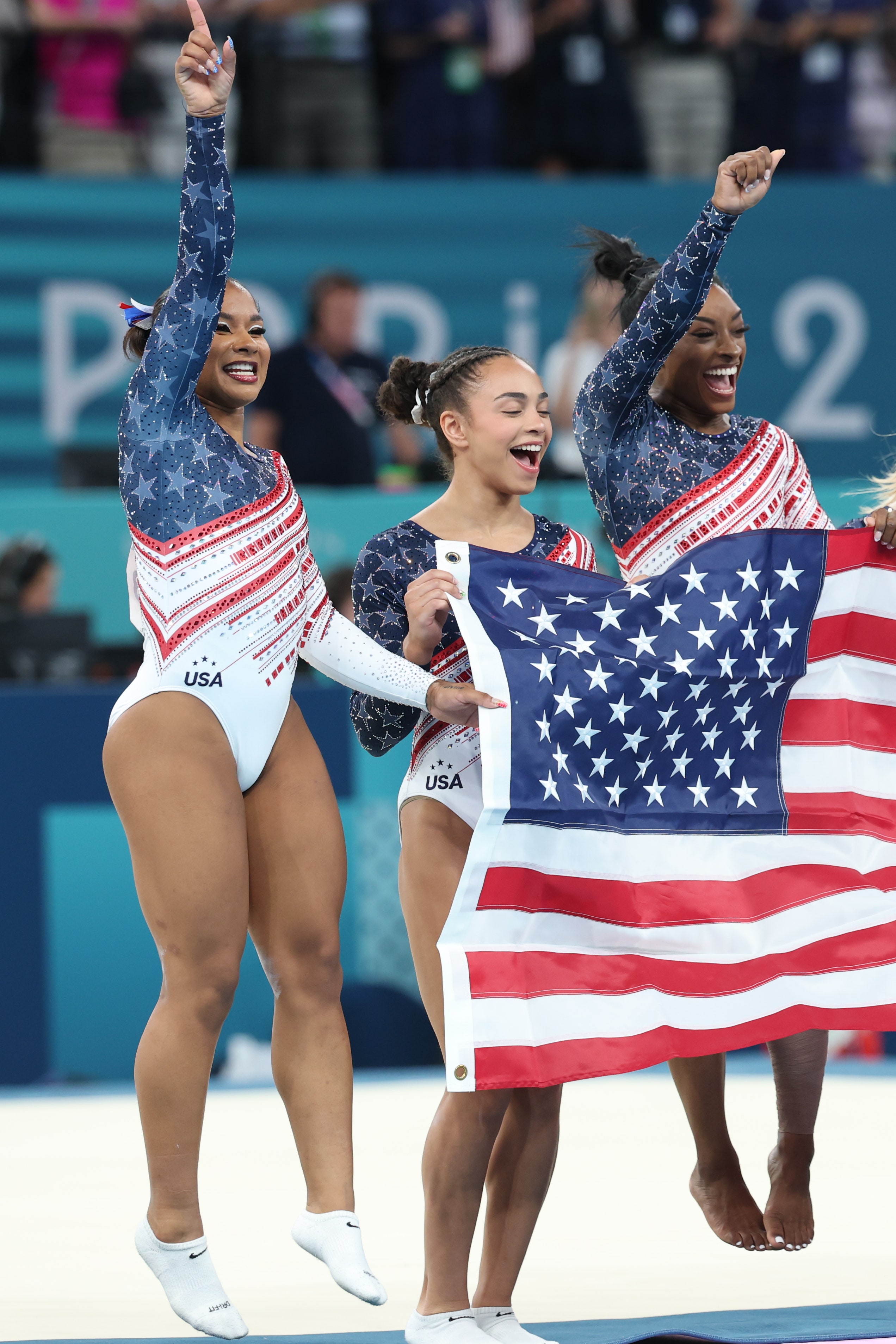 Simone Biles et Jordan Chiles portent des bijoux dentaires.