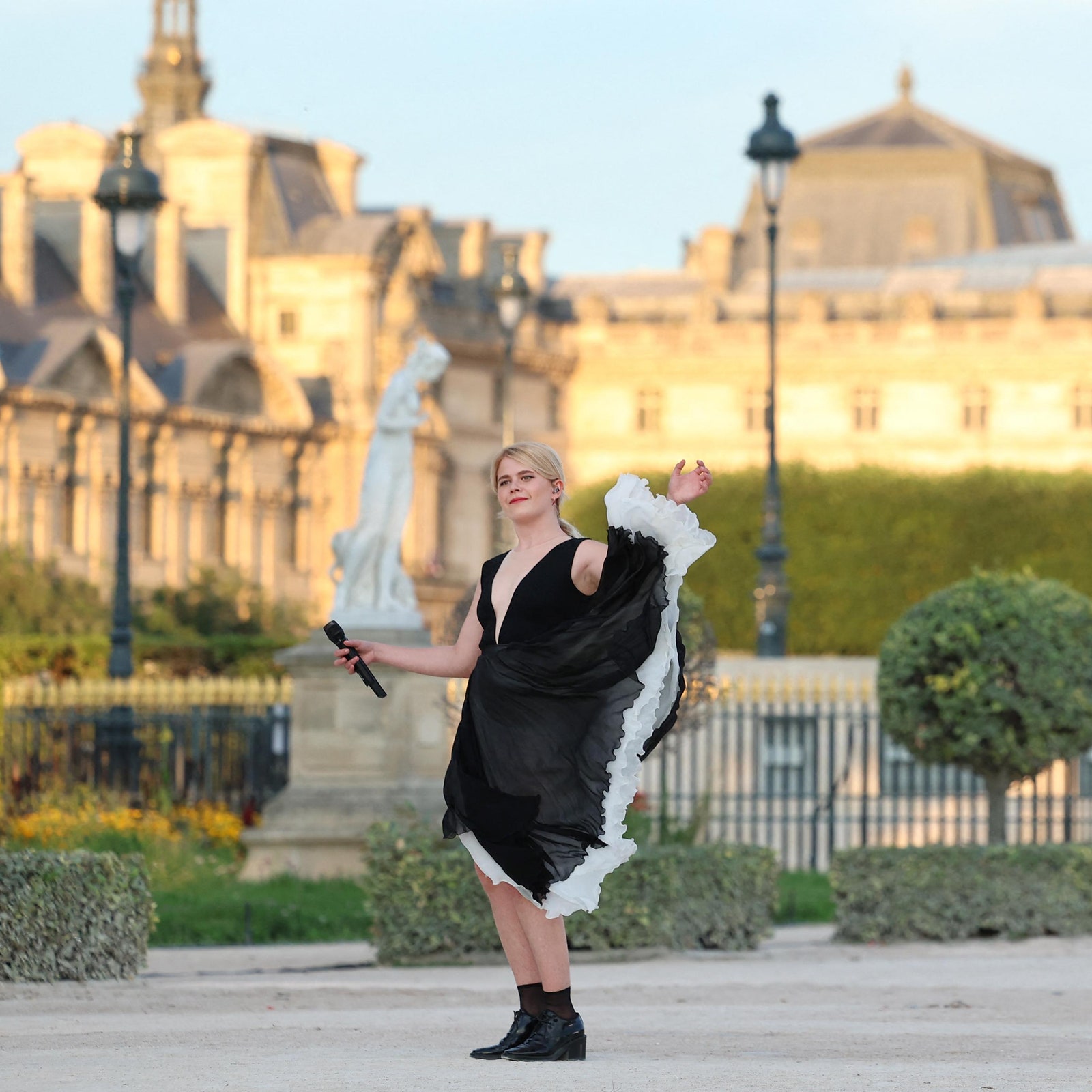 Zaho de Sagazan interprète “Sous le ciel de Paris” d'Édith Piaf lors de la cérémonie de clôture des Jeux Olympiques