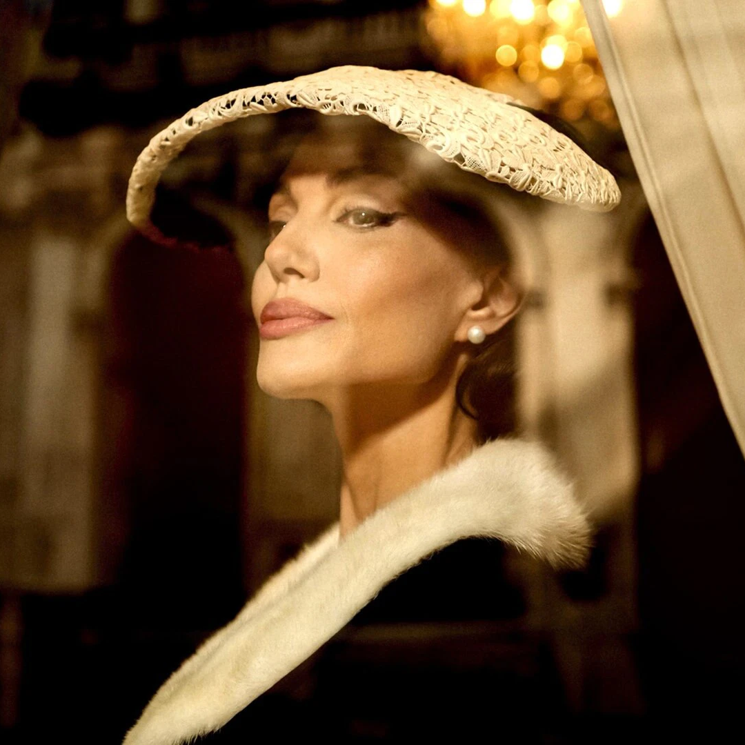 Angelina Jolie devient Maria Callas dans le biopic de Pablo Larraín, présenté ce soir à la Mostra de Venise