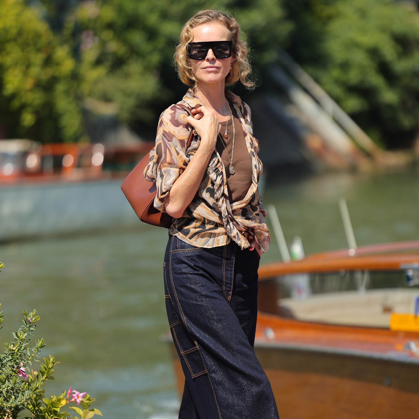 En baggy et chemise, Eva Herzigova constitue le parfait look de rentrée à la Mostra de Venise