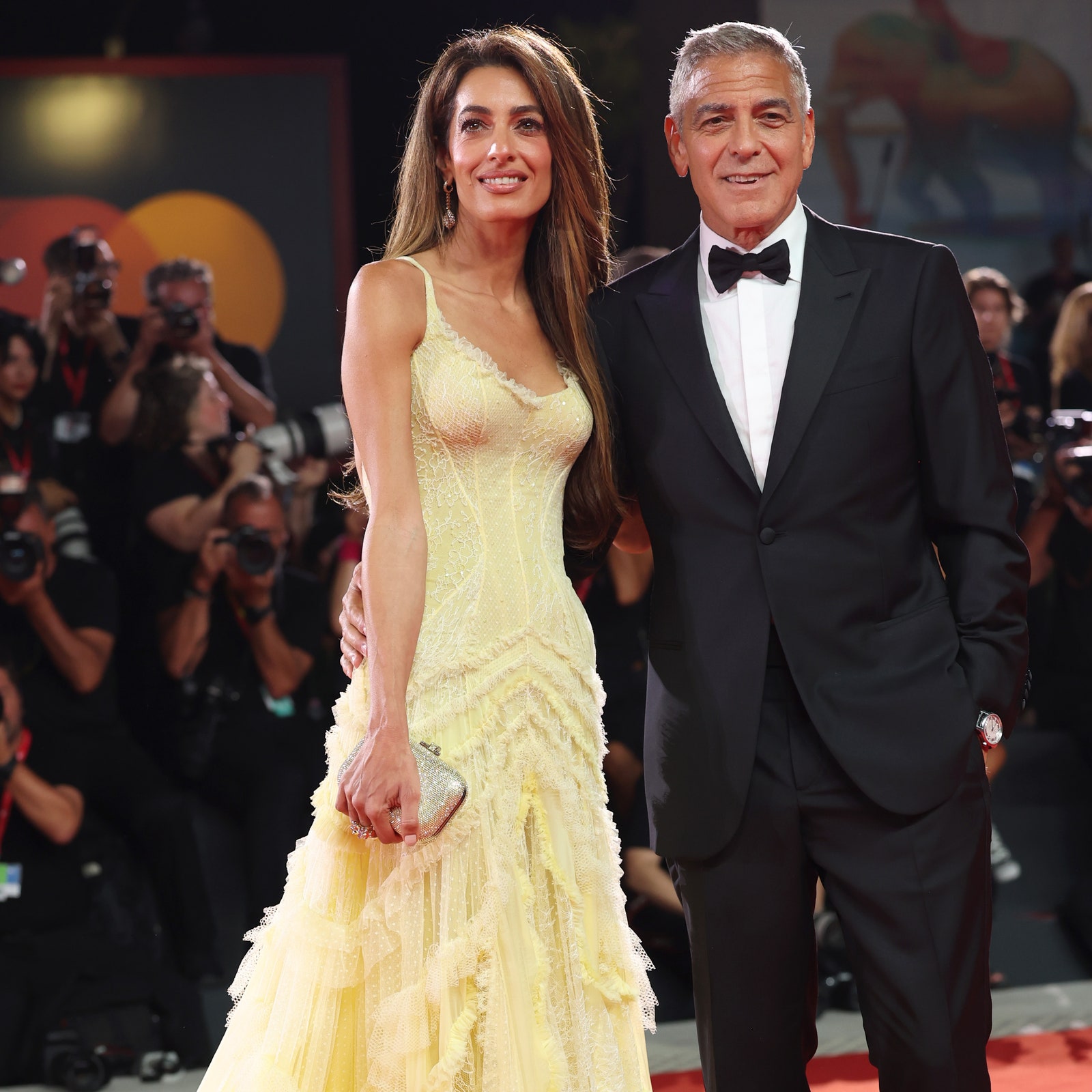 En Atelier Versace, Amal Clooney irradie sur le tapis rouge de la Mostra de Venise aux côtés de George Clooney