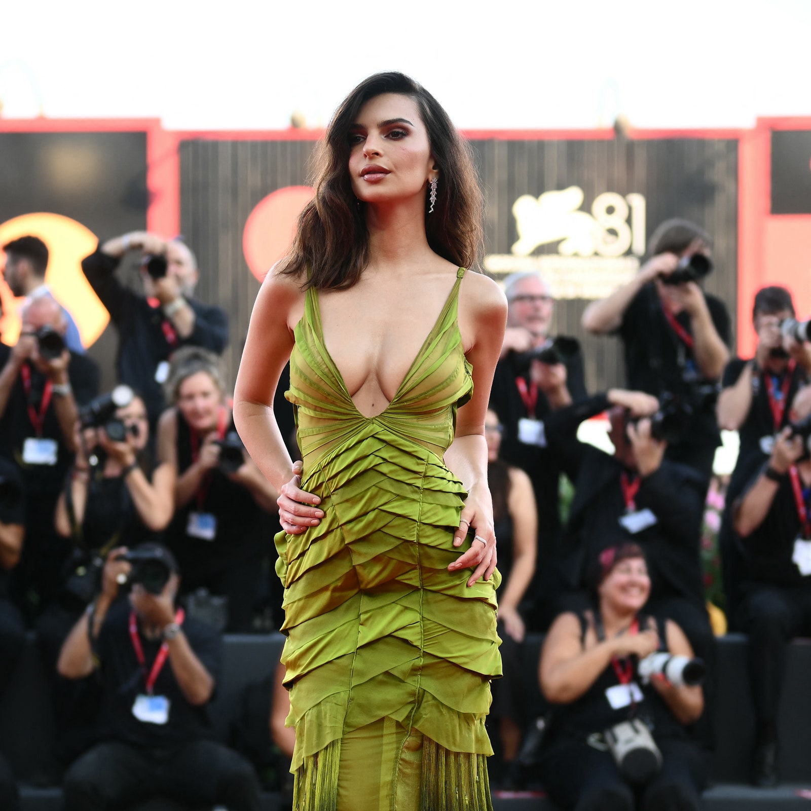 À Venise, Emily Ratajkowski calque la tendance Brat green avec un look Gucci vintage