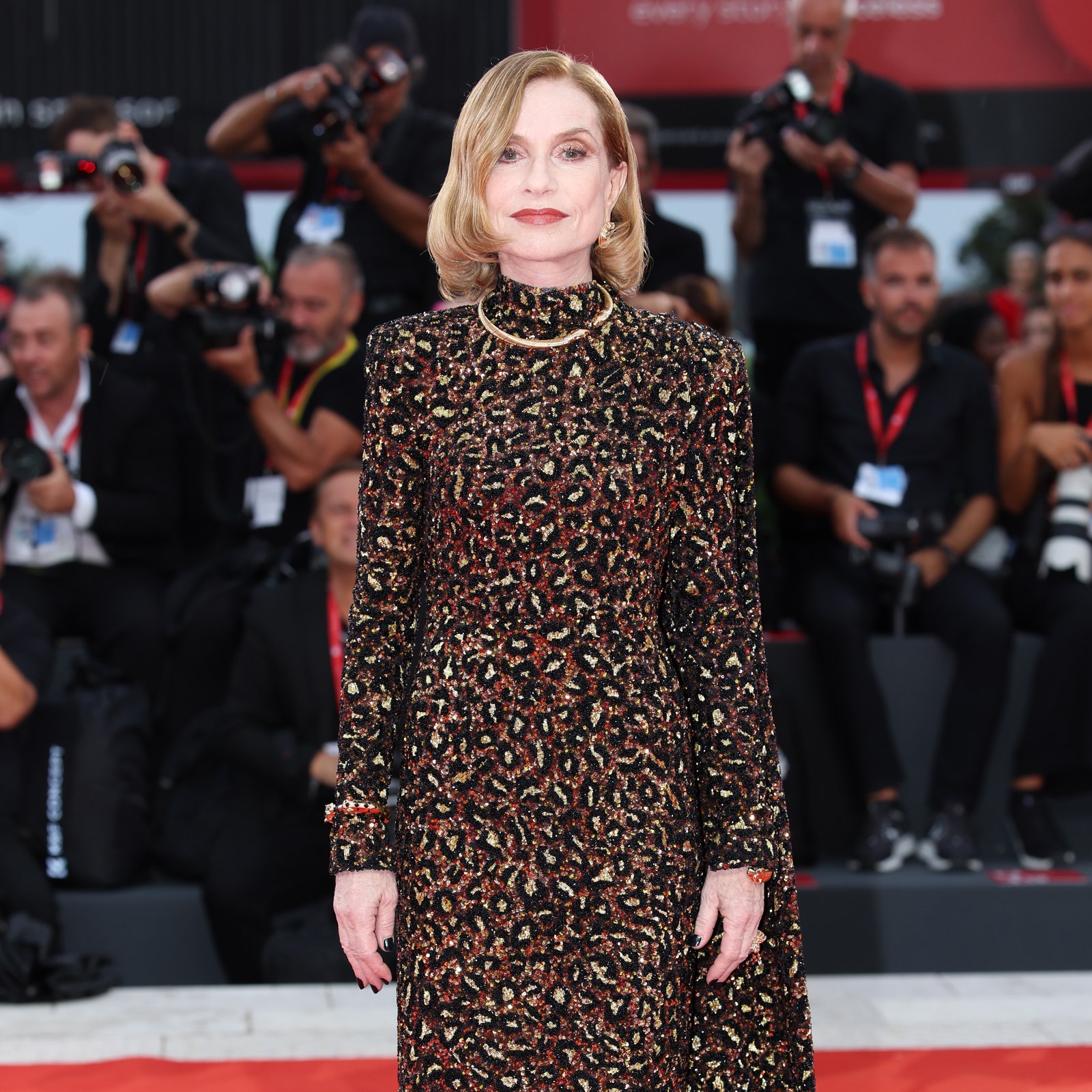 Isabelle Huppert ose l’imprimé léopard sur le tapis rouge de la Mostra de Venise