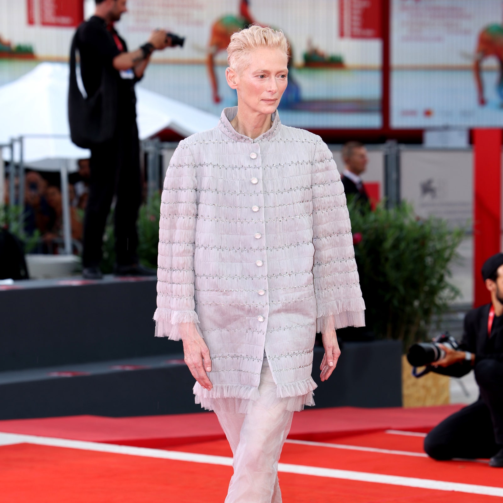 Tilda Swinton brille en Chanel haute couture à la Mostra de Venise