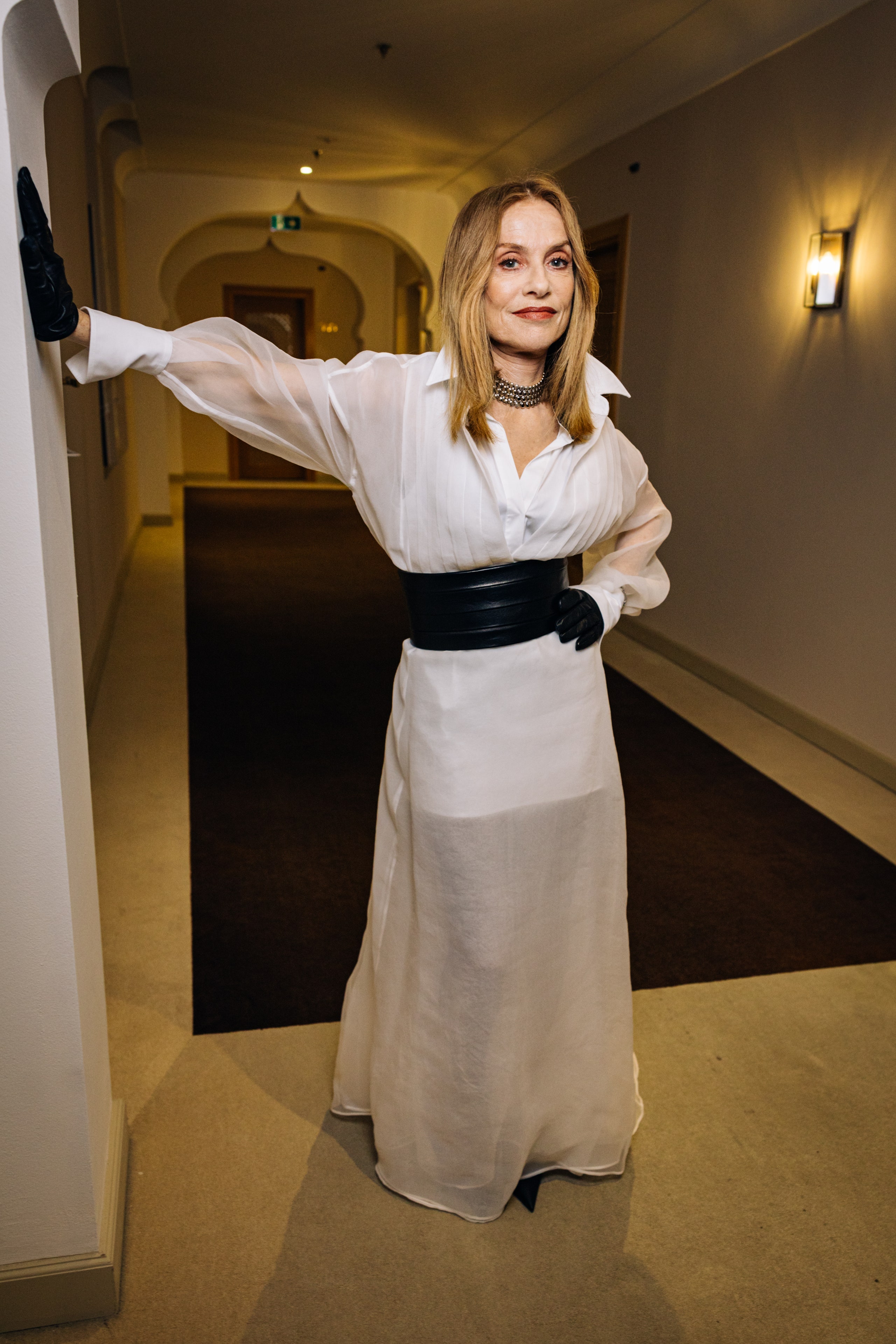 En Brunello Cucinelli Isabelle Huppert rayonne sur le tapis rouge de la Mostra de Venise