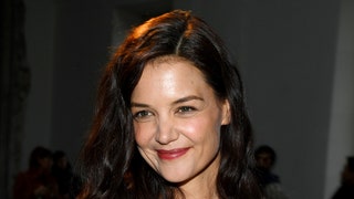 La actriz Katie Holmes con vestido verde de flores